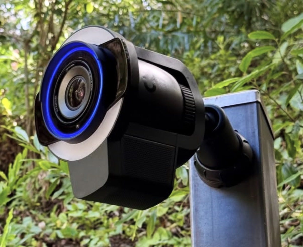 Close-up van een AI-camera met verlichte ring en groothoeklens