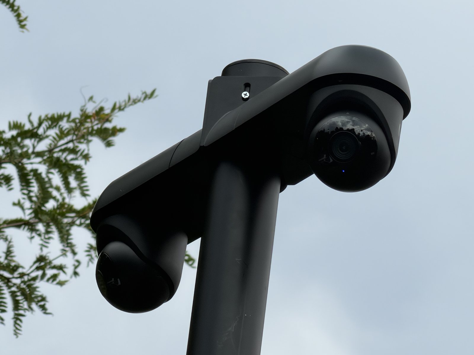 De twee camera&rsquo;s op de dwarsarm van onderaf gezien, elk met een eigen kijkrichting