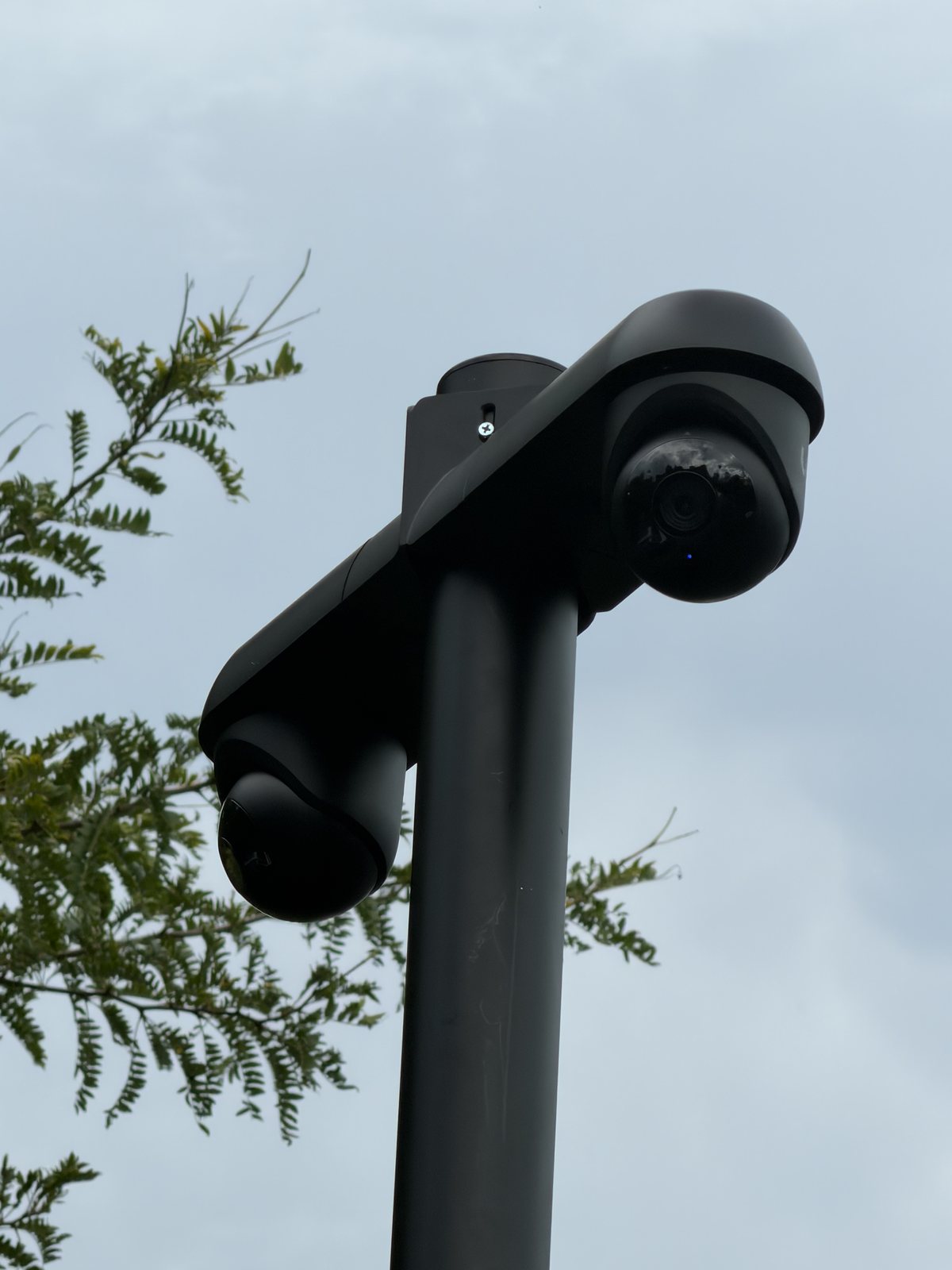 Camera op de dwarsarm van de zwarte mast, gezien tegen de lucht