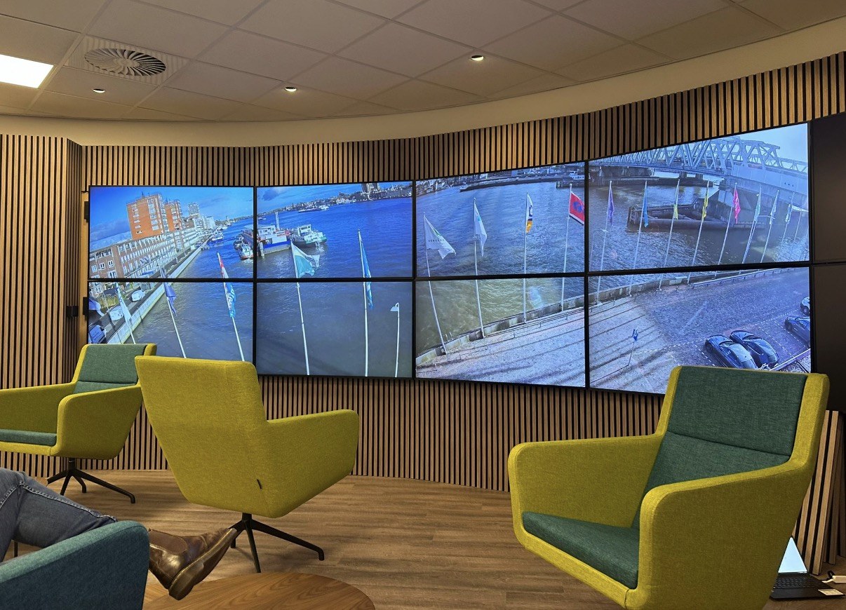 Live beeld van een Dahua PTZ-camera op een videowand in een vergaderzaal