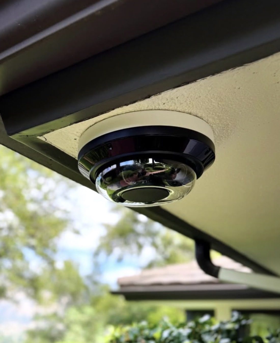 Dome-camera onder de luifel aan de tuinzijde van een woning