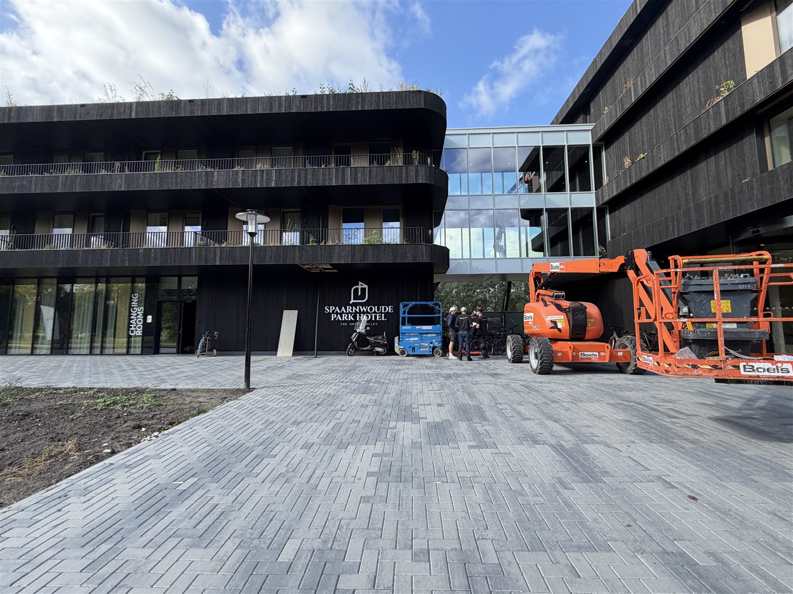 Hotelgebouw met twee hoogwerkers voor de gevel tijdens de installatie van een camerasysteem