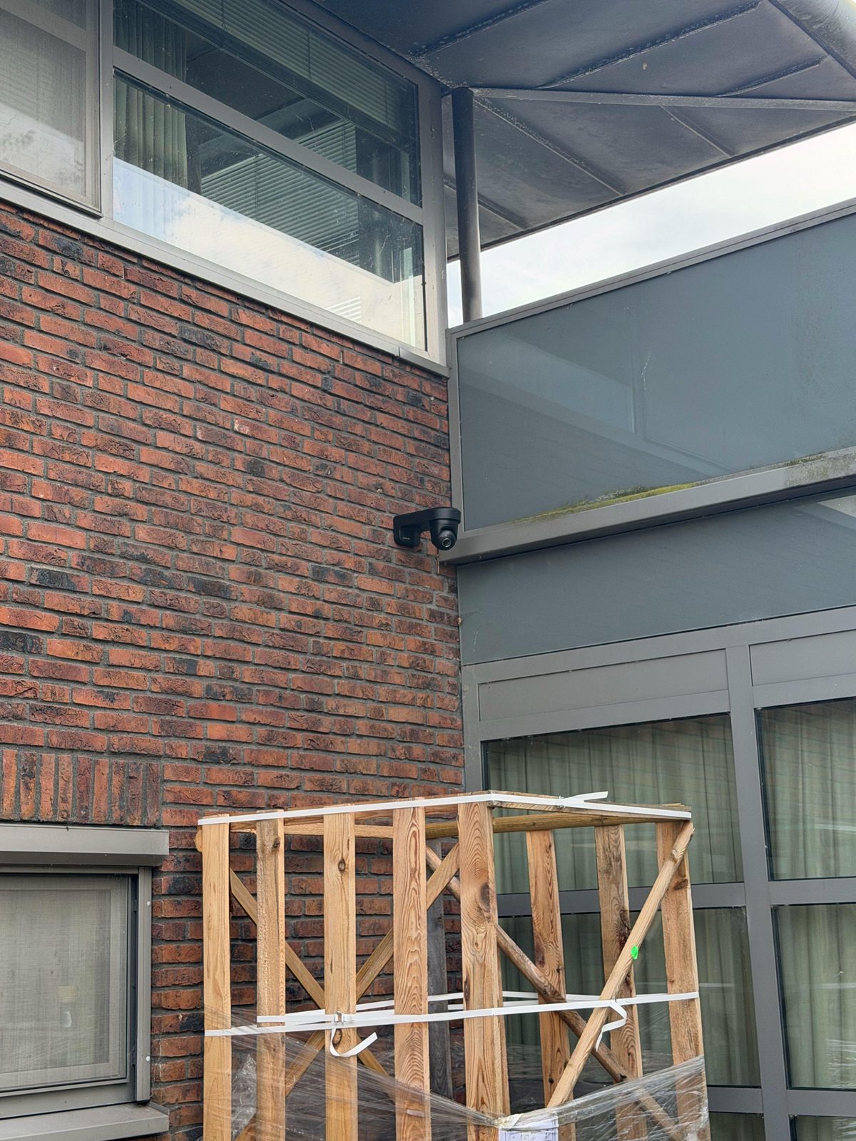 IP-camera hoog op de gevel met zicht op de entree van een bedrijfspand