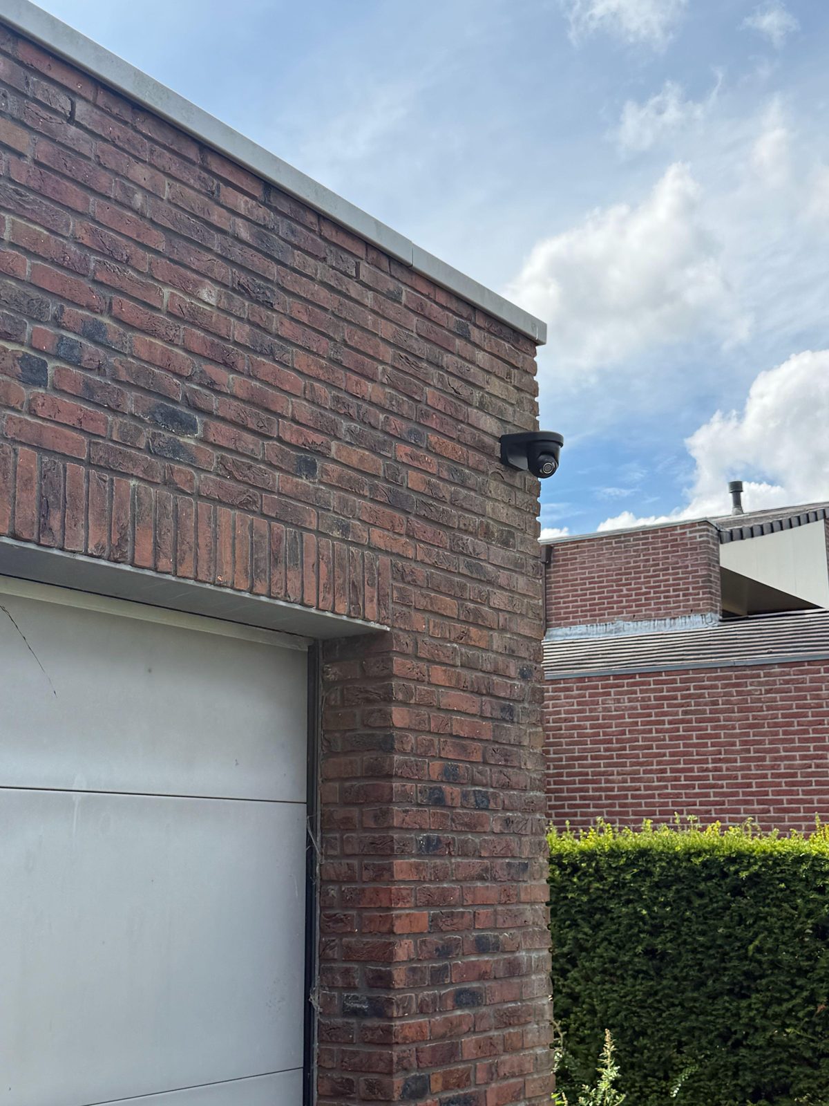 IP-camera op de hoek van een gevel met zicht op de garagedeur