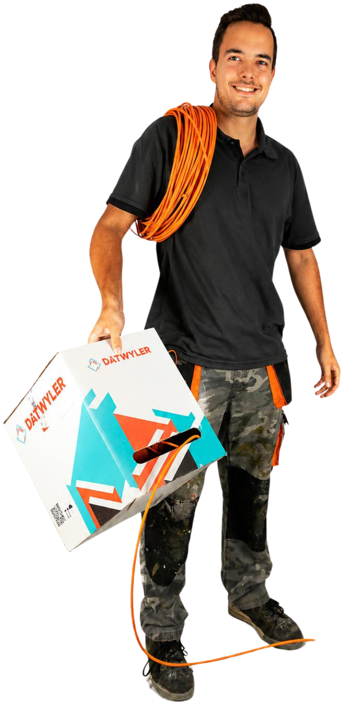 Dick met een Dätwyler-kabelbox en oranje netwerkkabel over zijn schouder