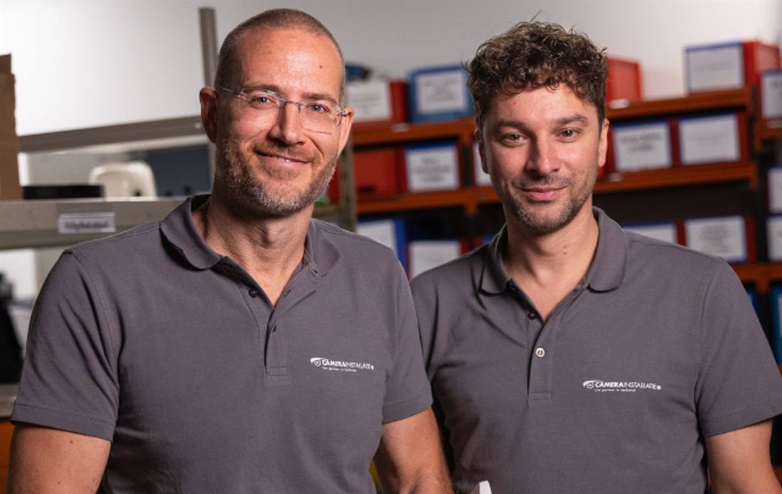 Marc en John, oprichters van CameraInstallatie.nl, in het eigen magazijn.