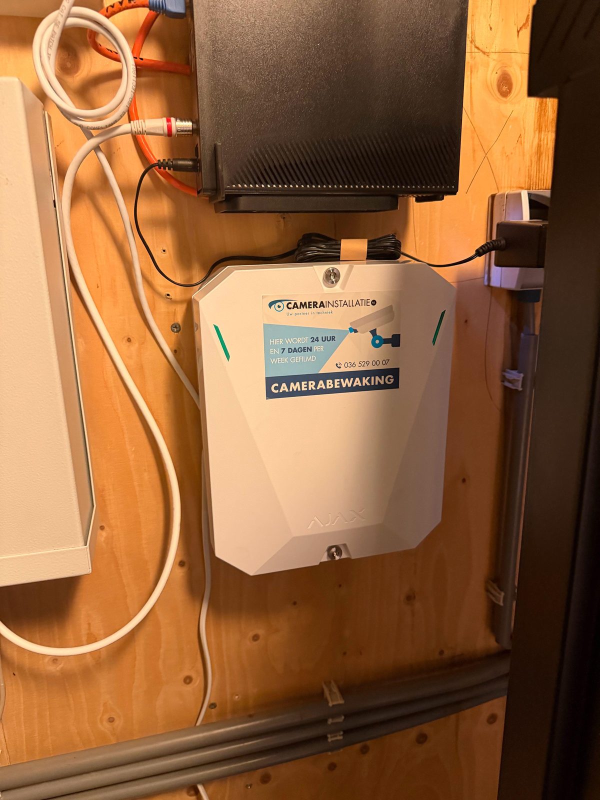 Recorder en alarmcentrale naast elkaar in een meterkast