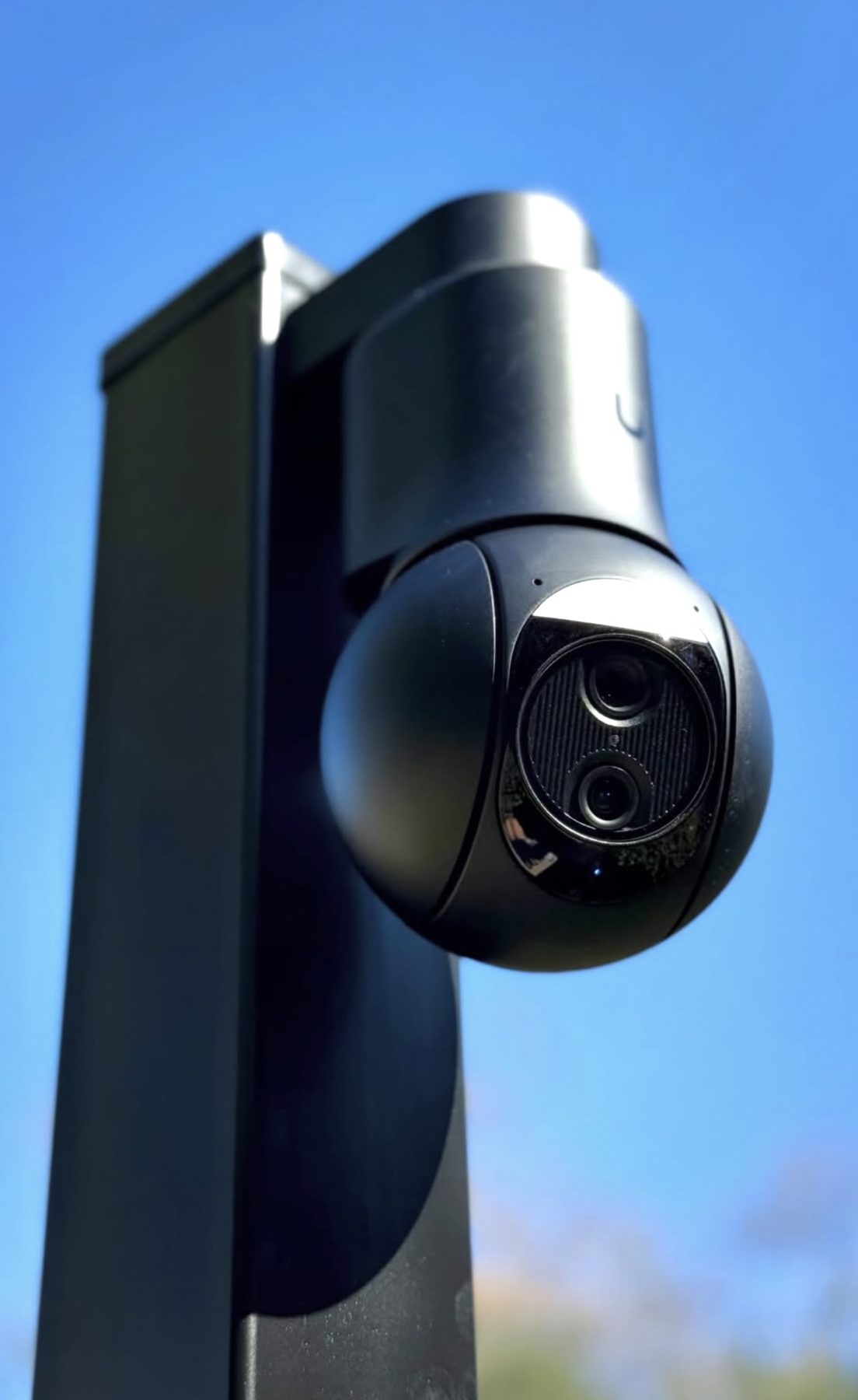 Zwarte slimme PTZ-camera met dubbele lens op een paal