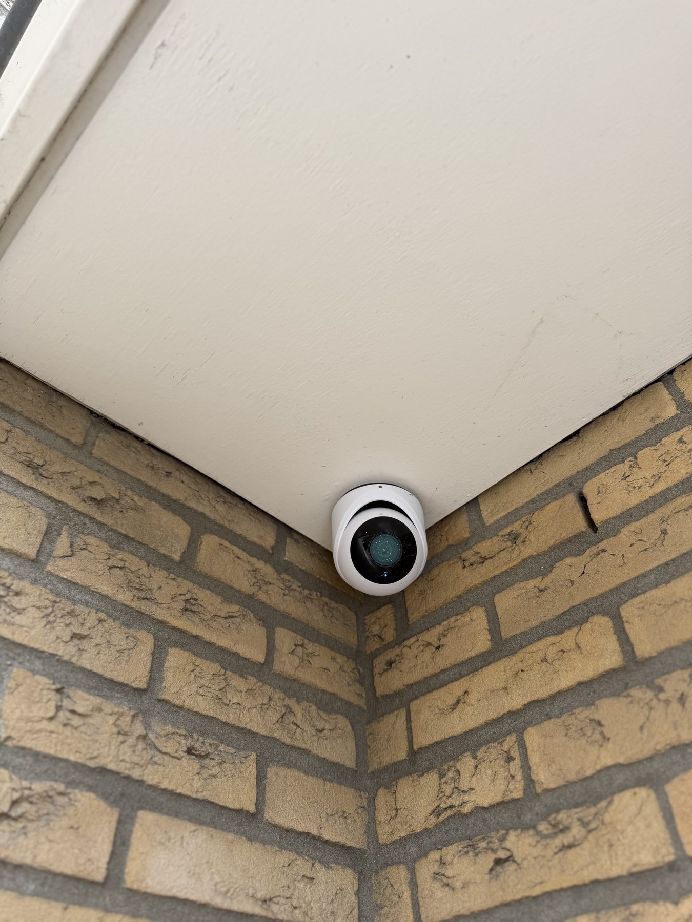 Turret-camera in de gevelhoek onder een witte dakrand