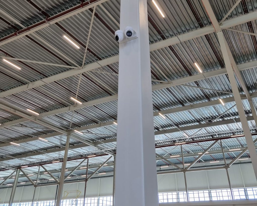 Twee IP-camera's op een stalen kolom in een grote bedrijfshal