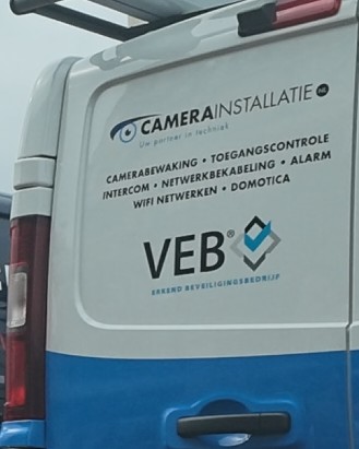 Achterzijde van de servicebus met het VEB-keurmerk erkend beveiligingsbedrijf