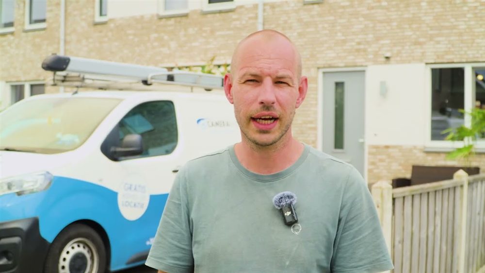 Videostill: installatie bij een klant thuis met review achteraf
