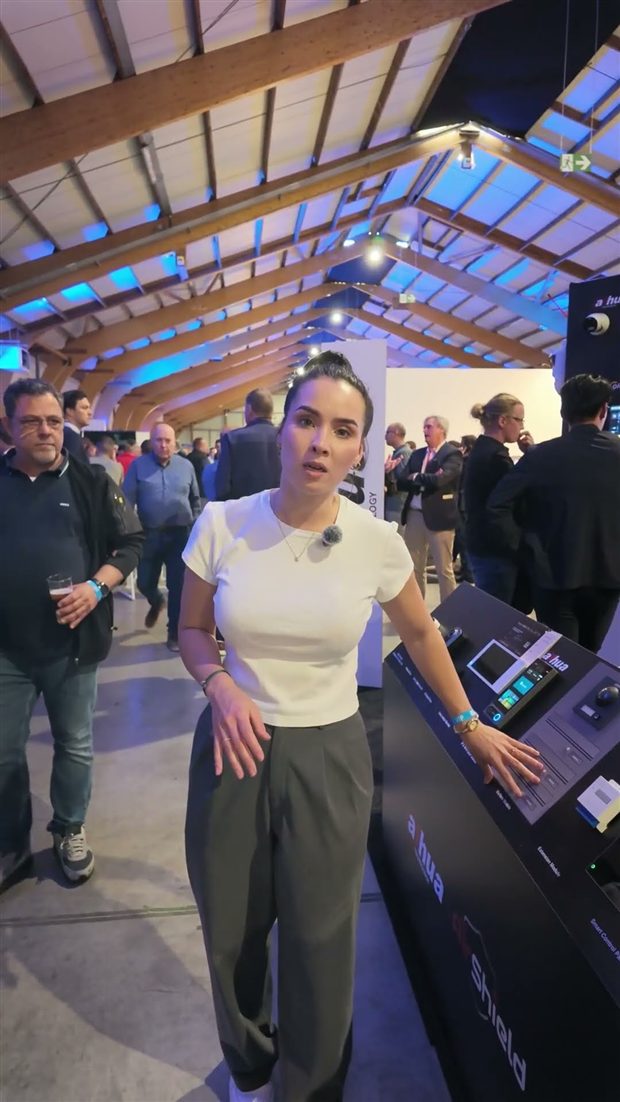 Videostill: intercom met camera bij een voordeur