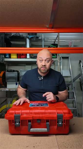 Videostill: rondleiding door het magazijn