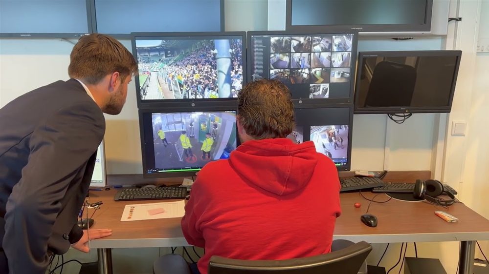 Videostill: ruim tweehonderd camera's bij een stadion