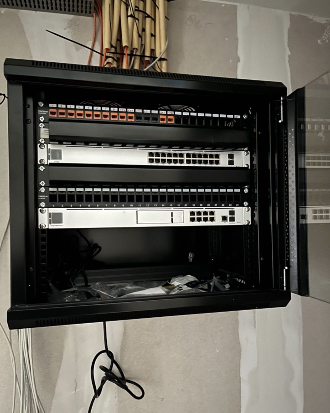 Wandrack met patchpanelen en switches, strak afgemonteerd