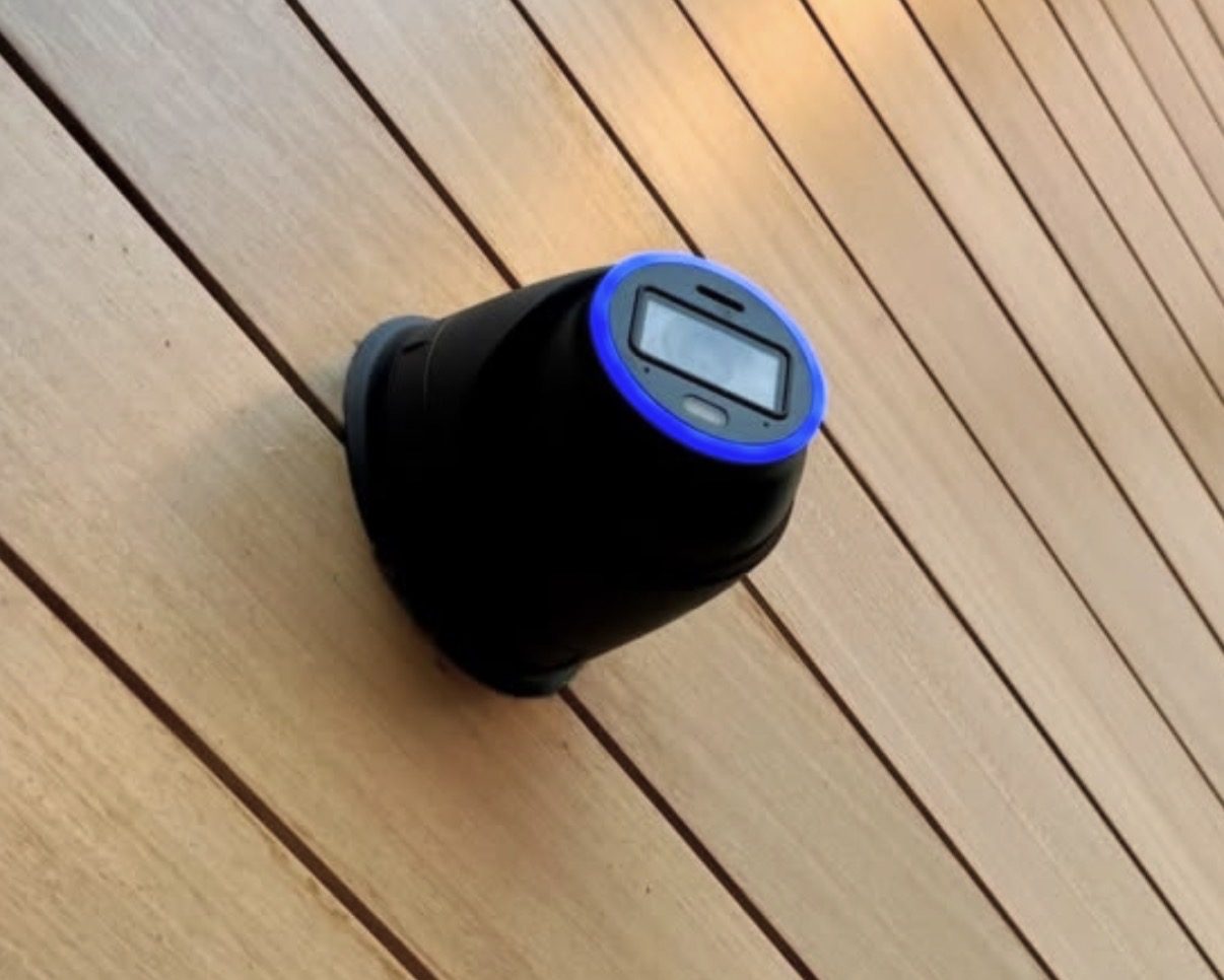Zwarte turret-camera op een houten gevel, door ons geplaatst