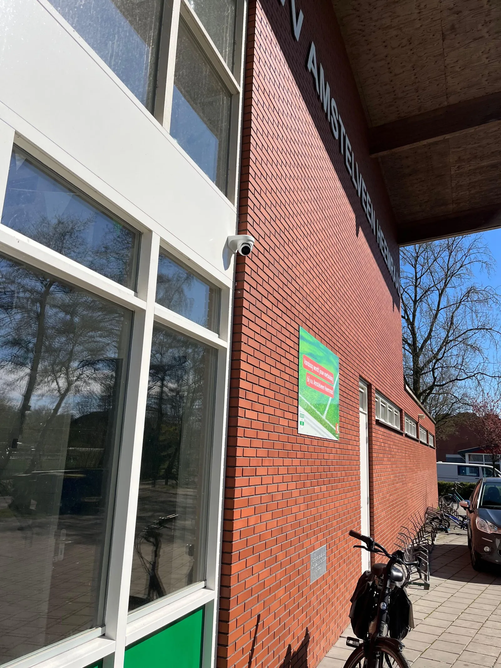 Clubhuis van een sportvereniging in Amstelveen met camera aan de gevel, binnen hangt een Ajax-alarm