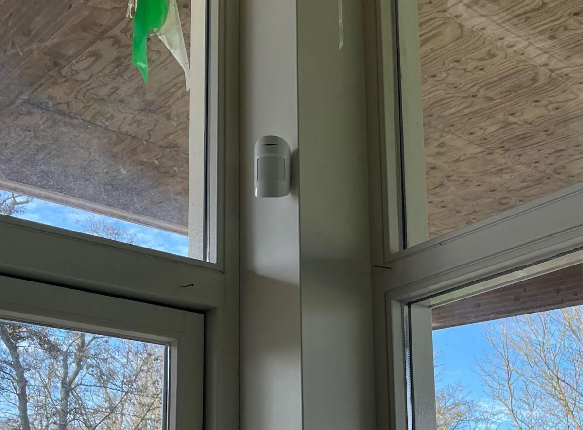 Ajax-bewegingsmelder op het kozijn in de kantine van het clubhuis in Amstelveen
