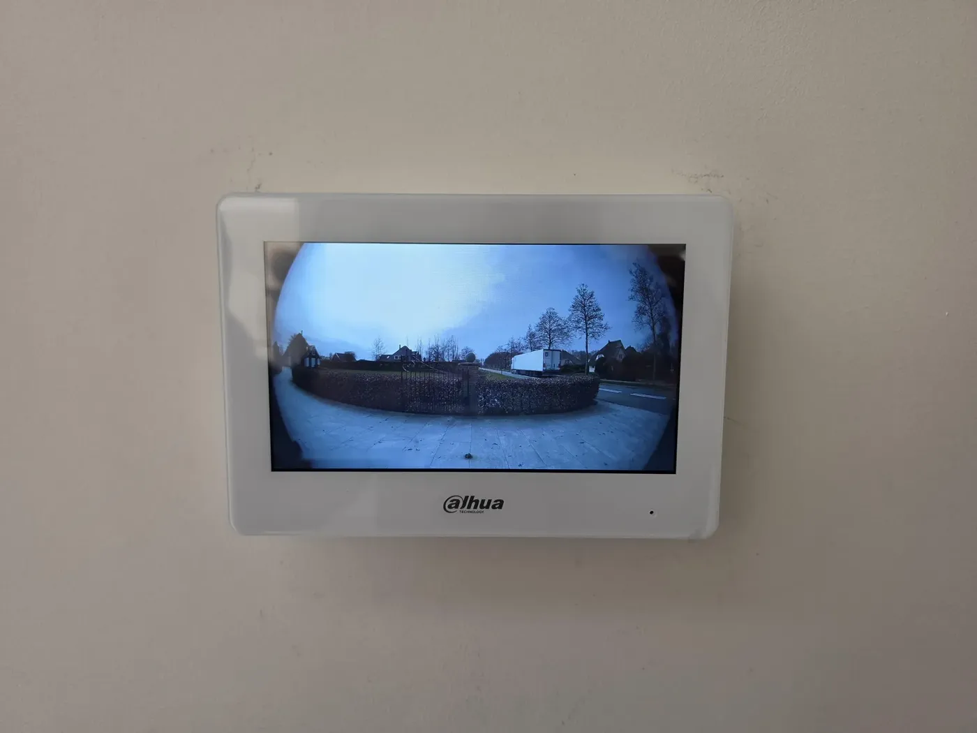 Wit Dahua-binnenscherm aan de wand in Heerhugowaard