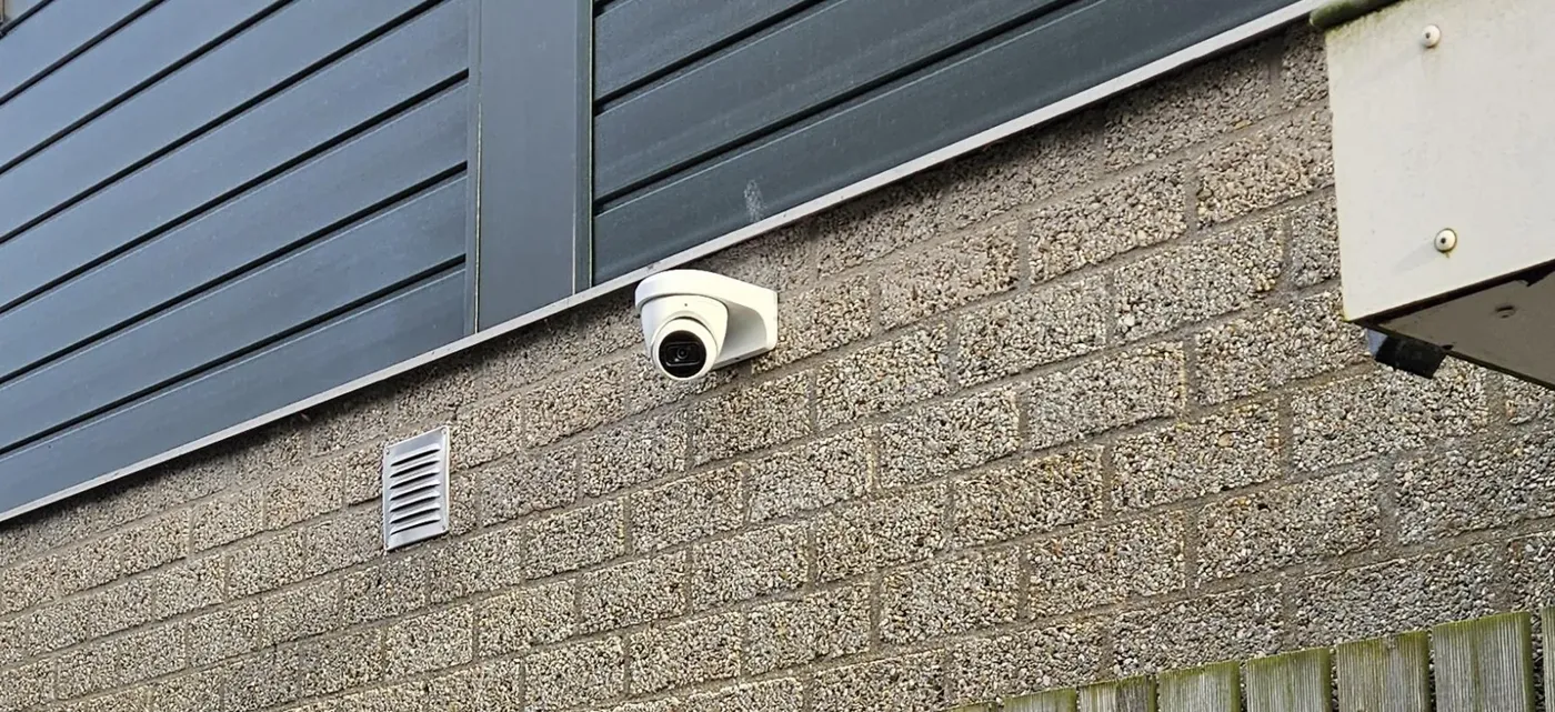 Dahua-turret van 8 MP op een muurbeugel bij de serre van een woning in Voorburg, met de regenpijp ernaast