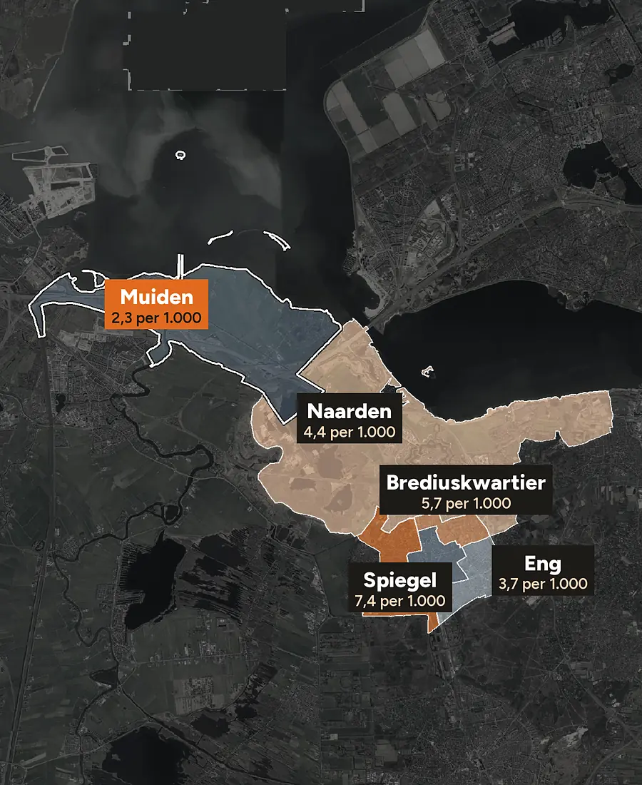 Luchtfoto van Muiden met de wijken ingekleurd