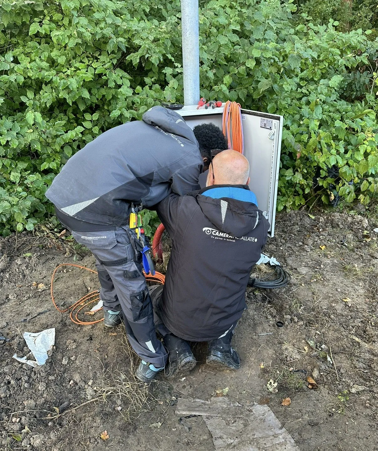 Afwerken van de bekabeling in een weerbestendige kast buiten op het terrein