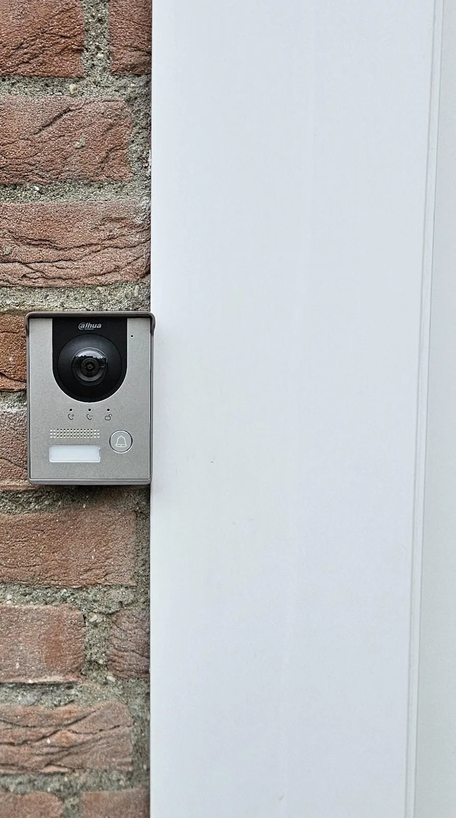 Buitenpost bij de entree onder de luifel van een woning in Almere