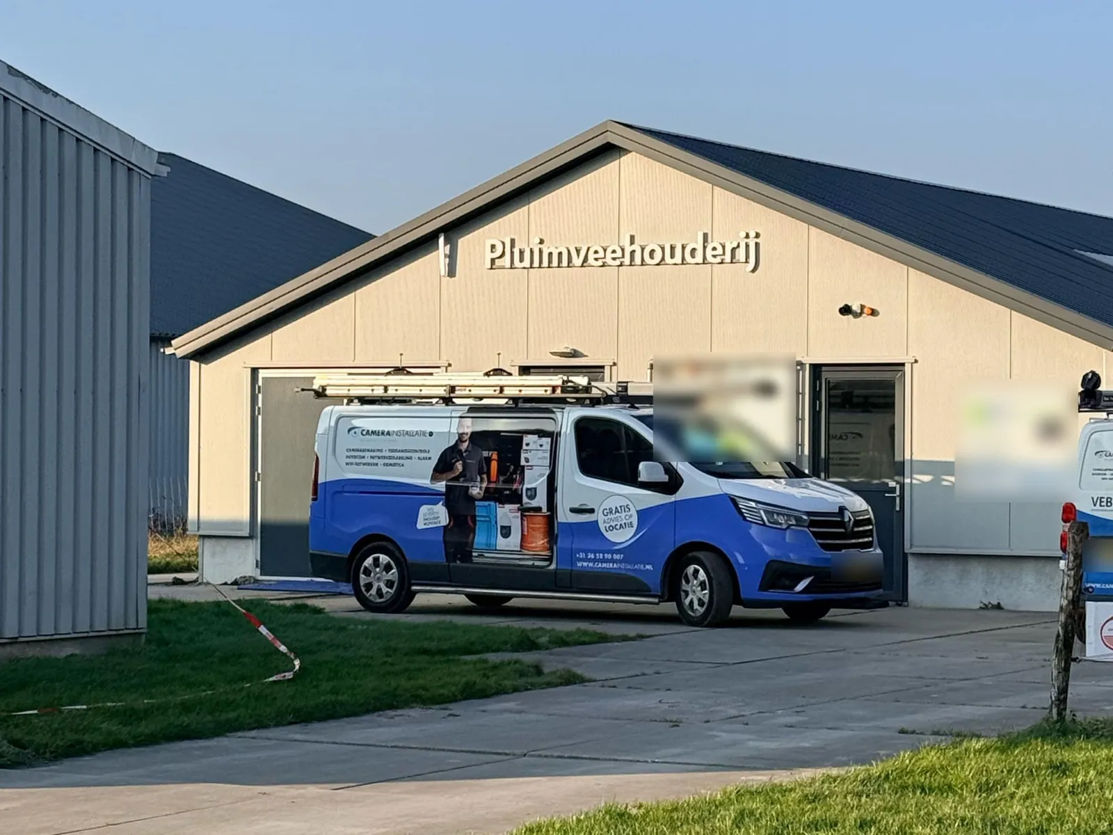 Onze bus op het erf voor een lichte pluimveestal in Emmeloord