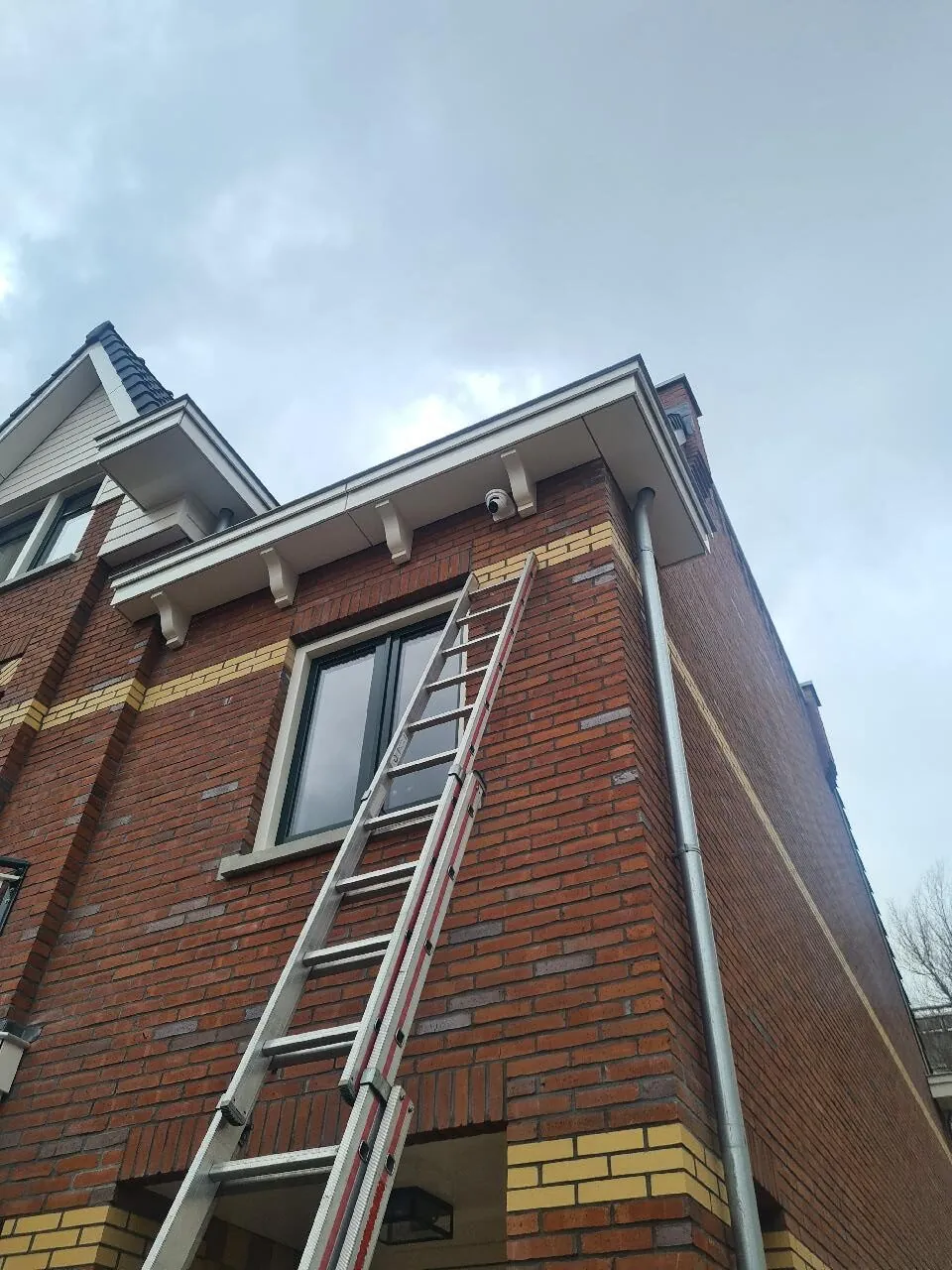 Vrijstaand huis in Leidschendam met een camera bij de dakgoot en een ladder ertegen