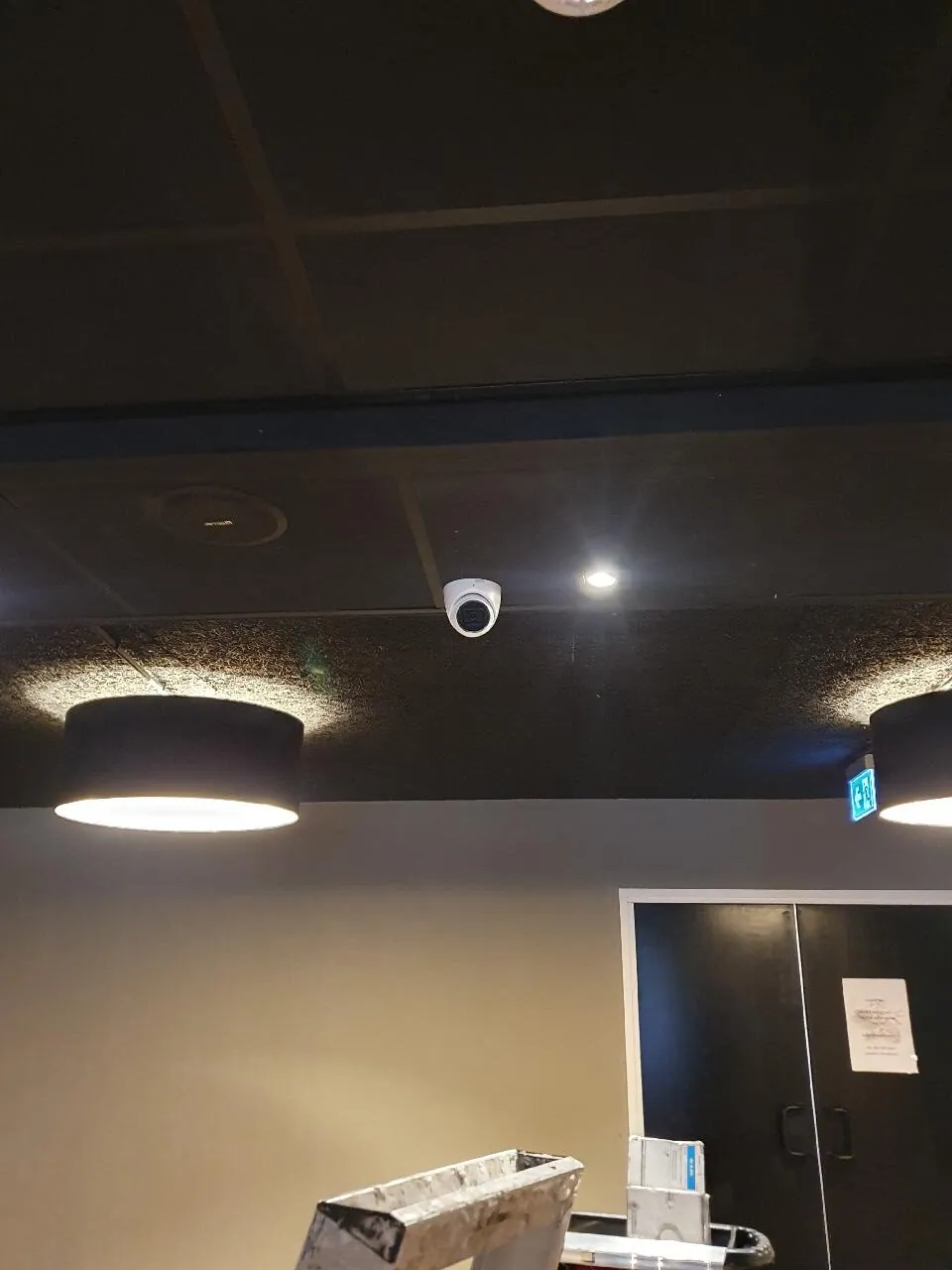 Camera die bijna wegvalt in het zwarte plafond van het restaurant in Leusden