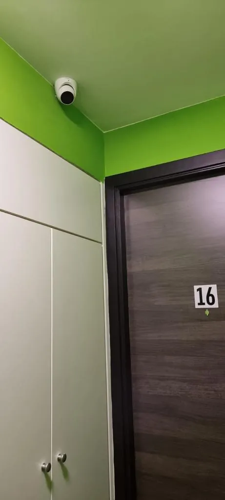 Kleine witte camera in een hotelgang bij de lift, in het Hilton in Den Haag