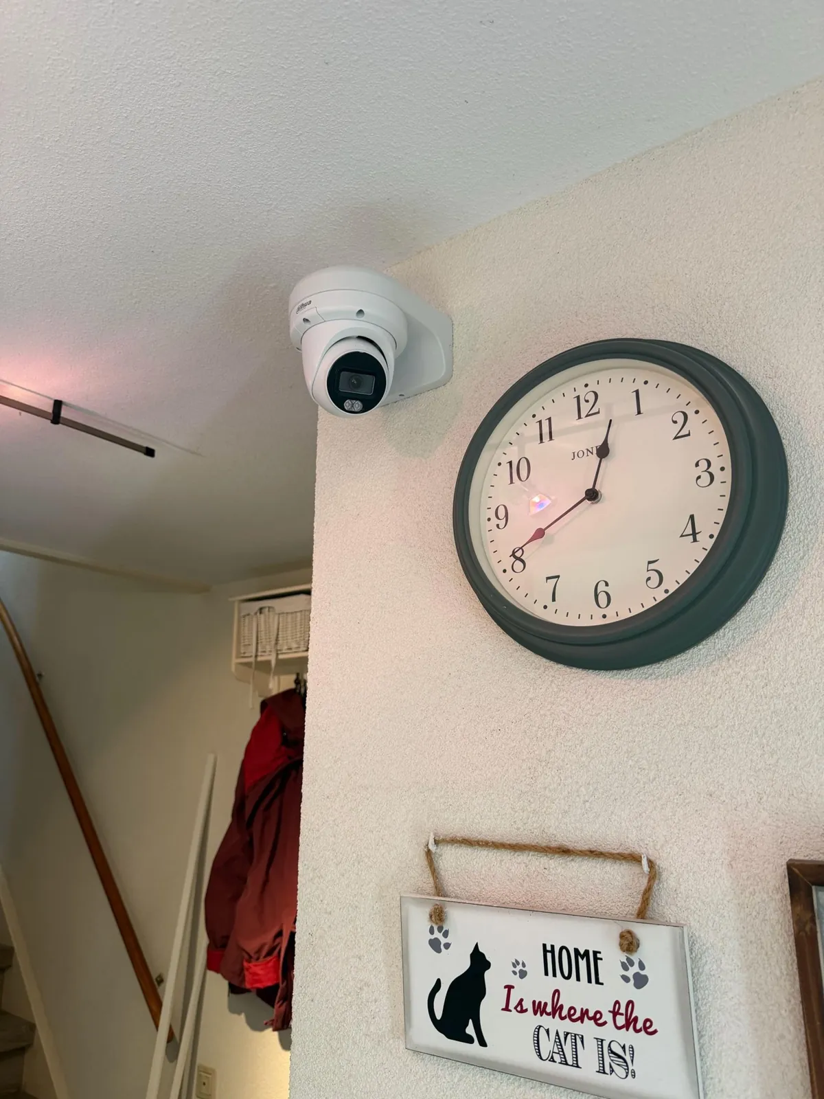 Witte camera hoog in de hal van een woning in Utrecht, bij klok en trap