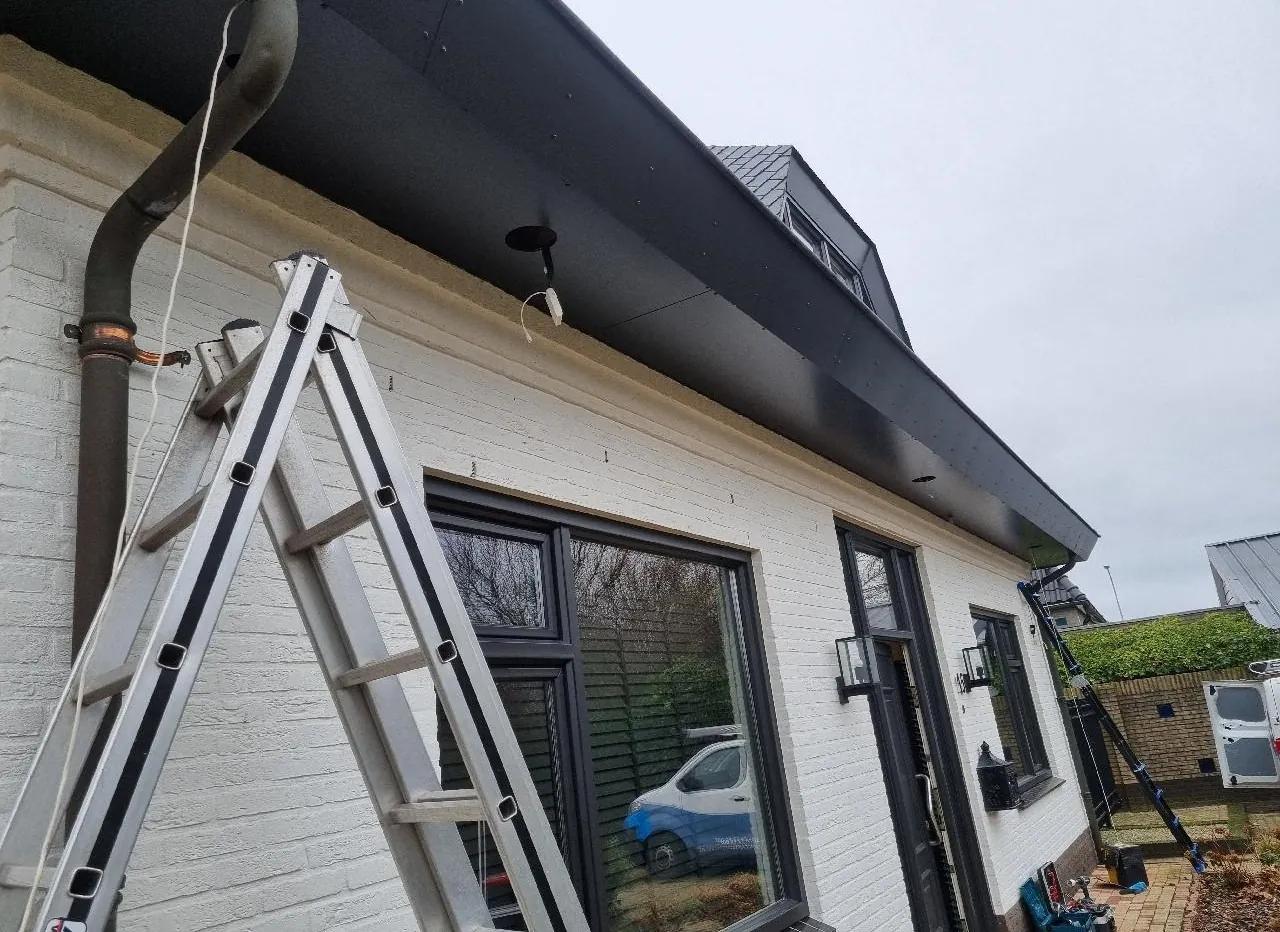 Woning in Nijkerk met een ladder ertegen en een net geplaatste camera in het boeideel