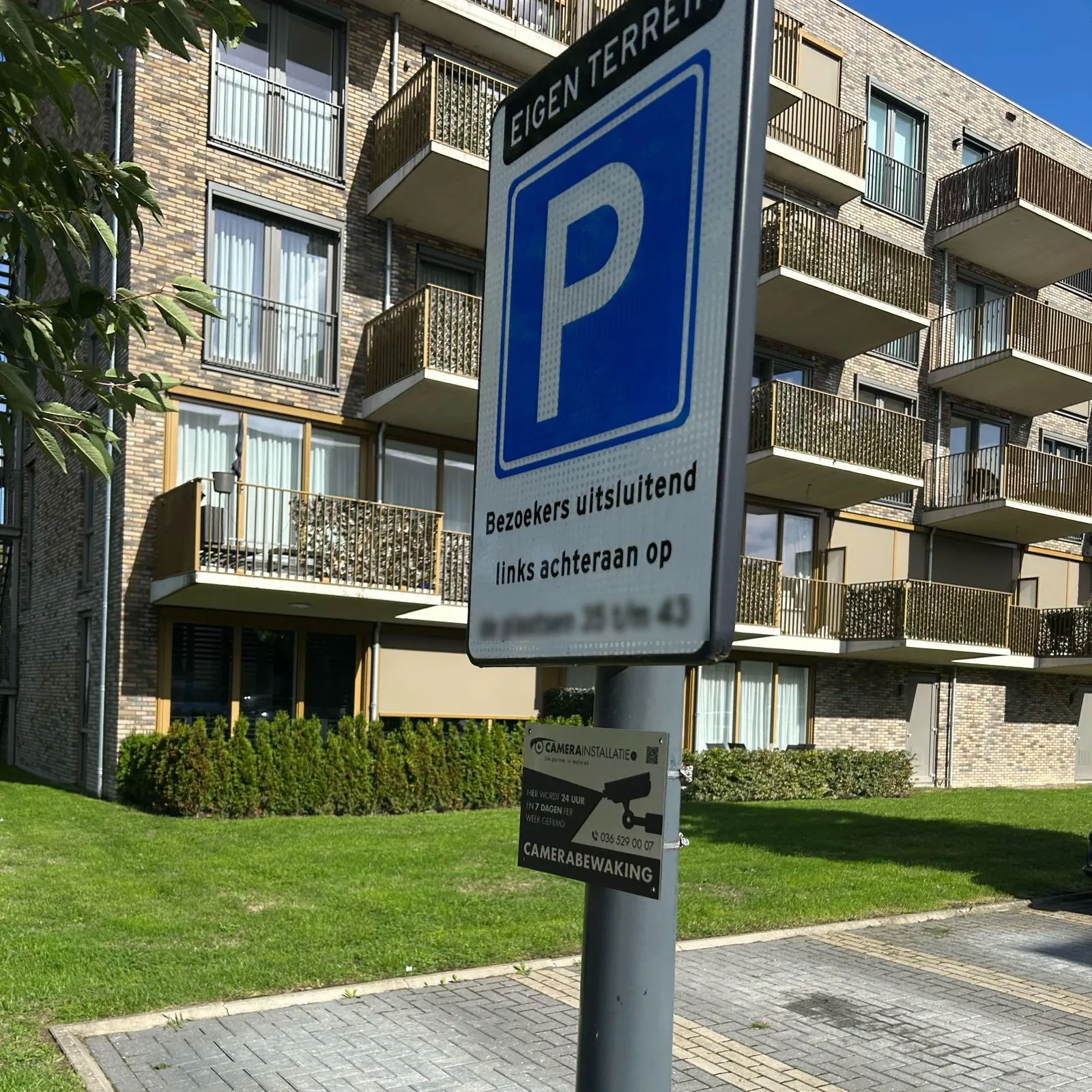 Bord eigen terrein met camerabord voor het appartementencomplex in Almere