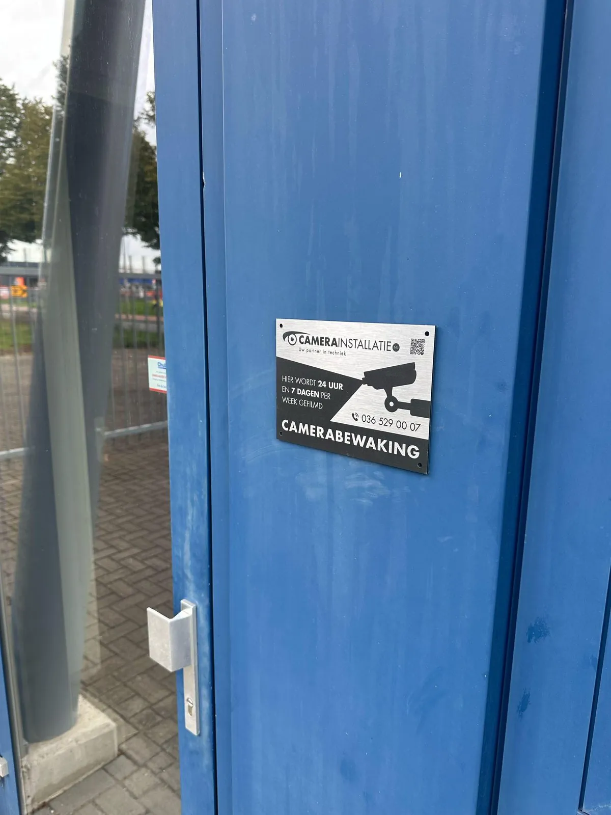 Bord eigen terrein en een camerabord voor de loods in Roosendaal