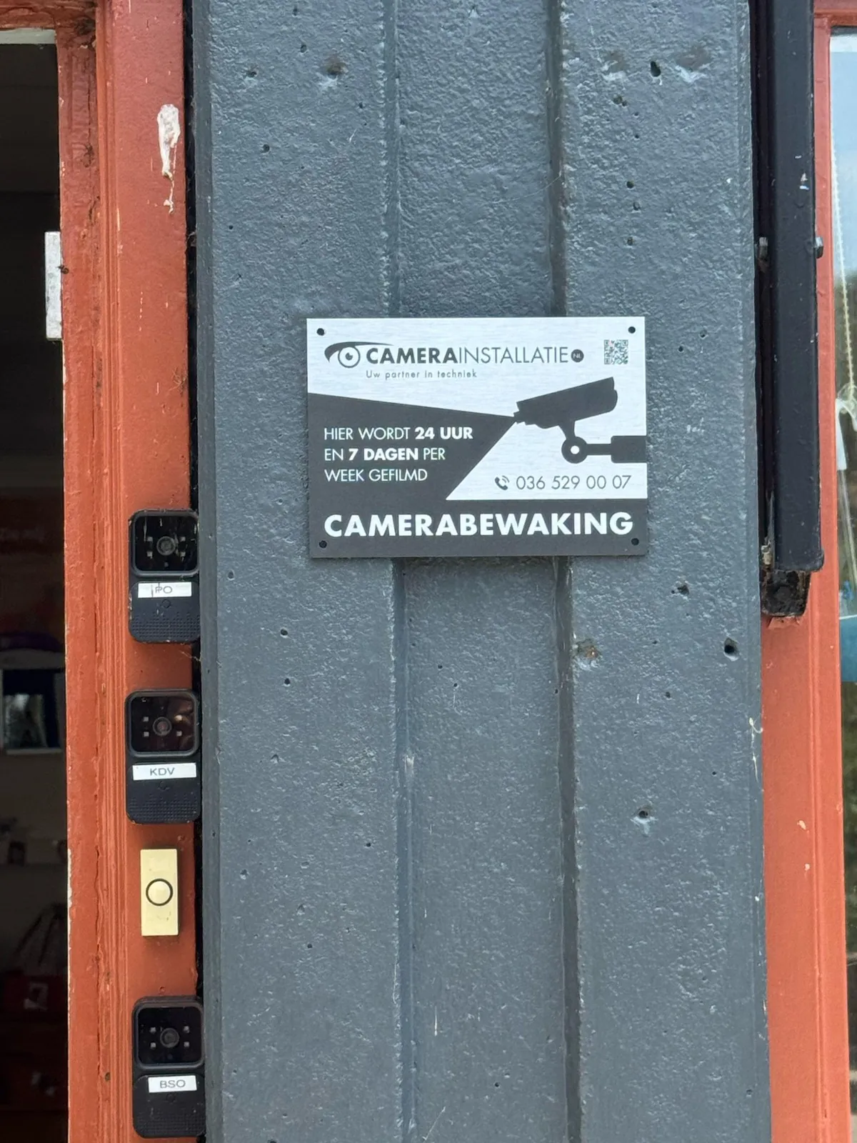 Camerabord bij de ingang van een school in Lelystad