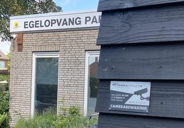 Camerabord op een schuur van de egelopvang in Papendrecht: hier wordt dag en nacht gefilmd