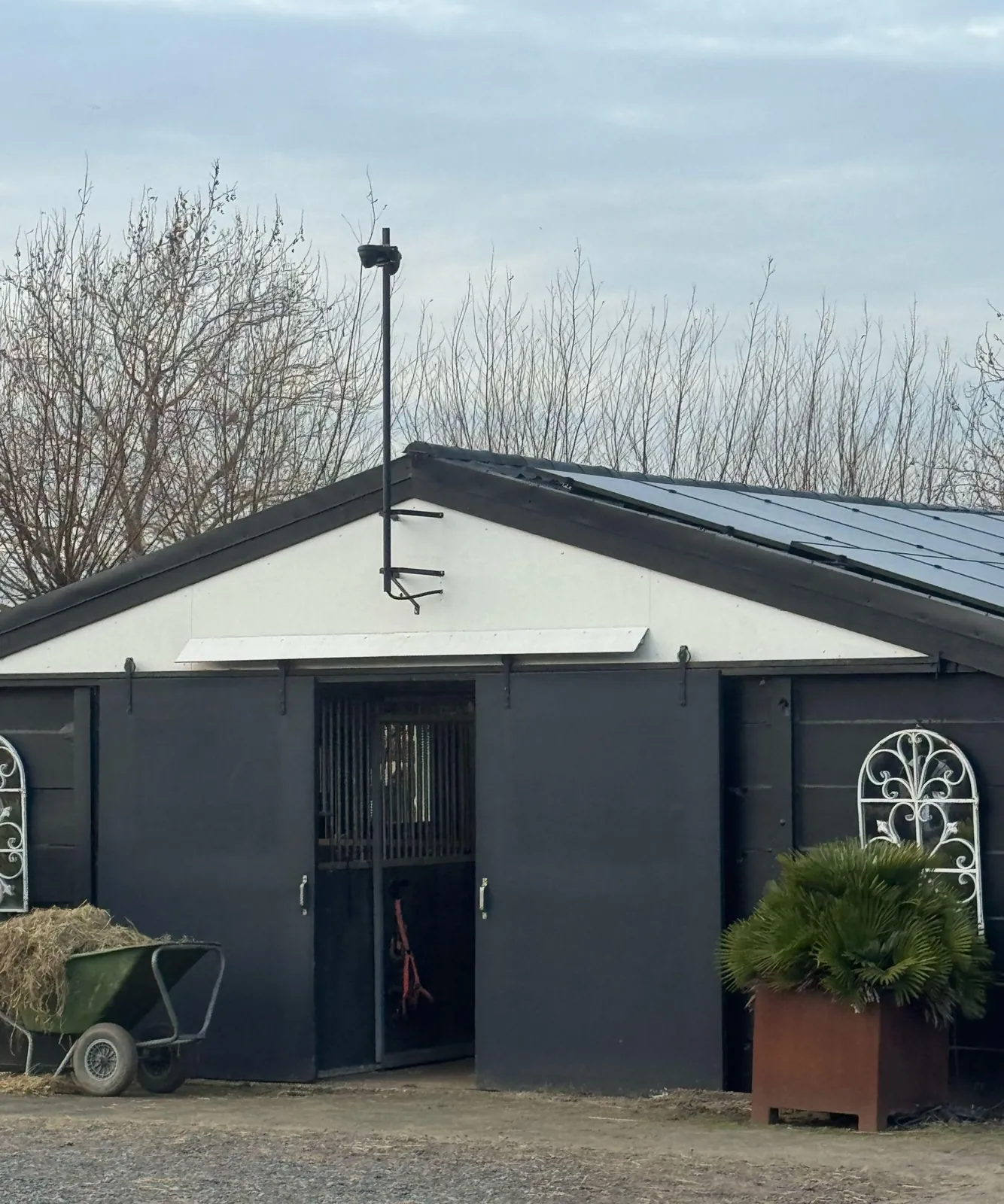 Camerapaal bovenop de schuurnok in Twisk, recht boven de deuren van de stal