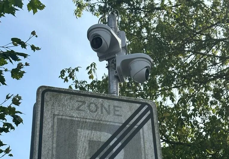 Twee witte camera's op een paal boven een verkeersbord in Blaricum