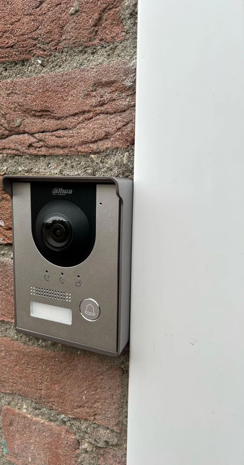 Dahua-buitenpost met regenkap bij een voordeur in Almere, aangesloten op de oude belkabel