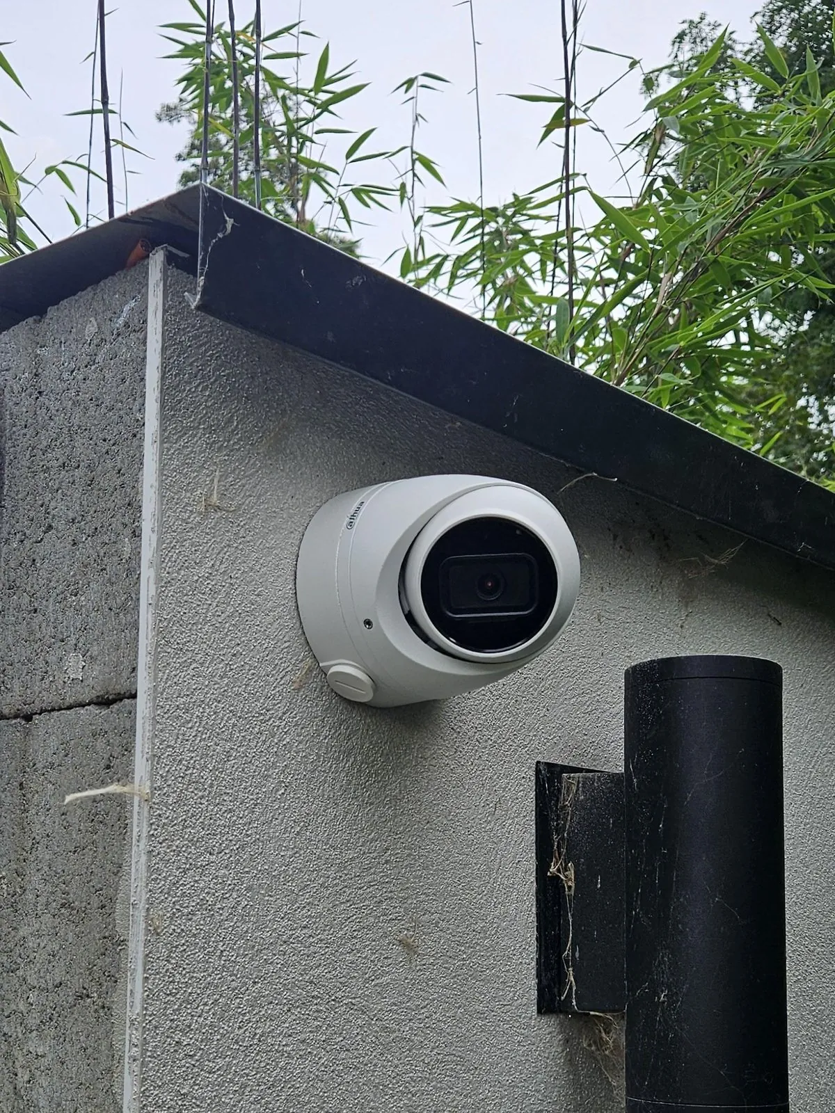 Close-up van de Dahua-camera onder de muurkap bij de achterpoort in Almere