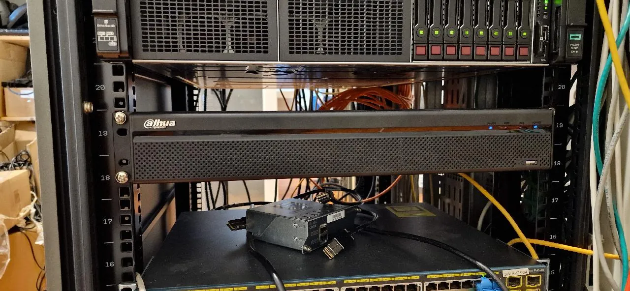 Dahua-recorder op de netwerkswitches in de serverkast van een school in Almere