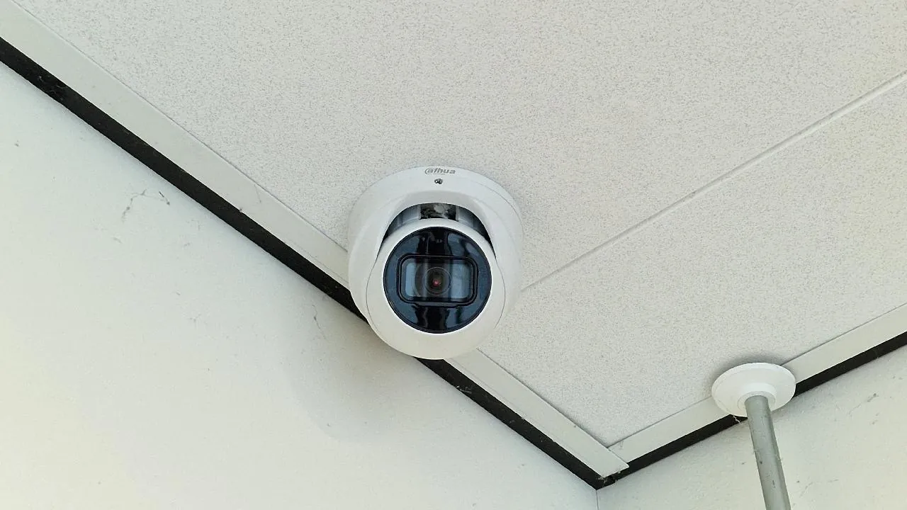 Witte dome-camera in het systeemplafond van een gang op het Arte College in Almere