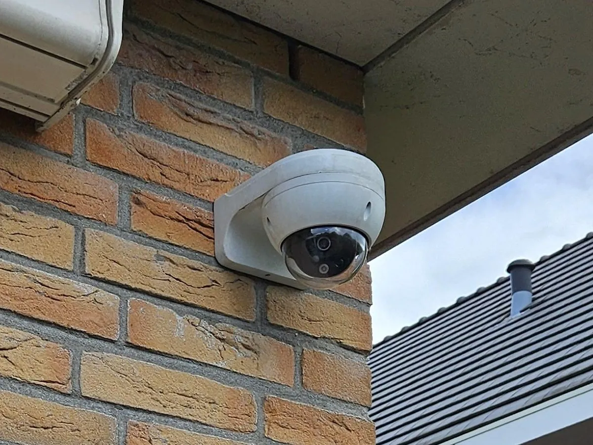 Witte dome dichtbij in Zoetermeer, op de gevelhoek onder de dakrand en zonder kabel in zicht