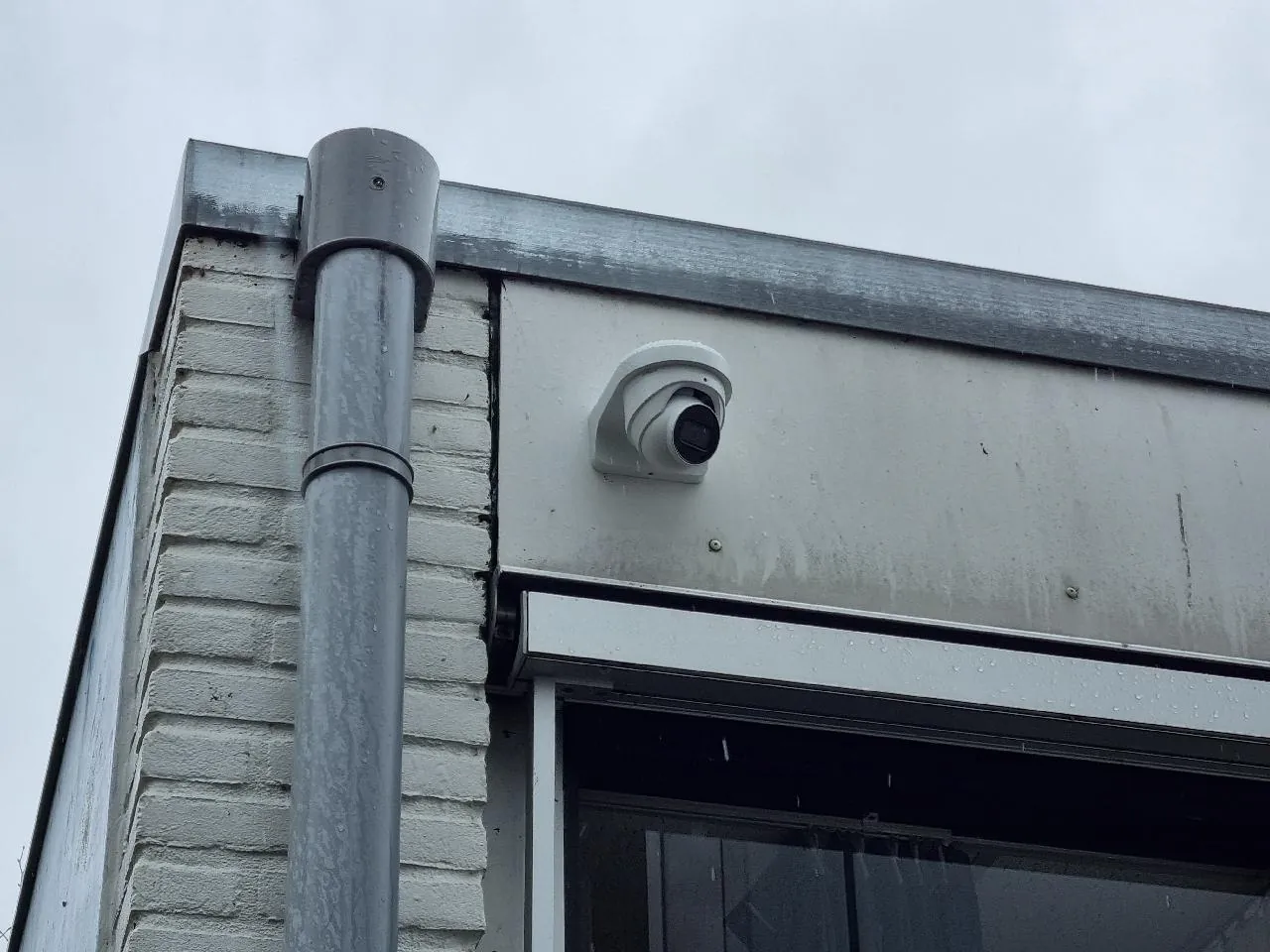 Dome onder de rand van het schooldak in Zwolle, naast de regenpijp