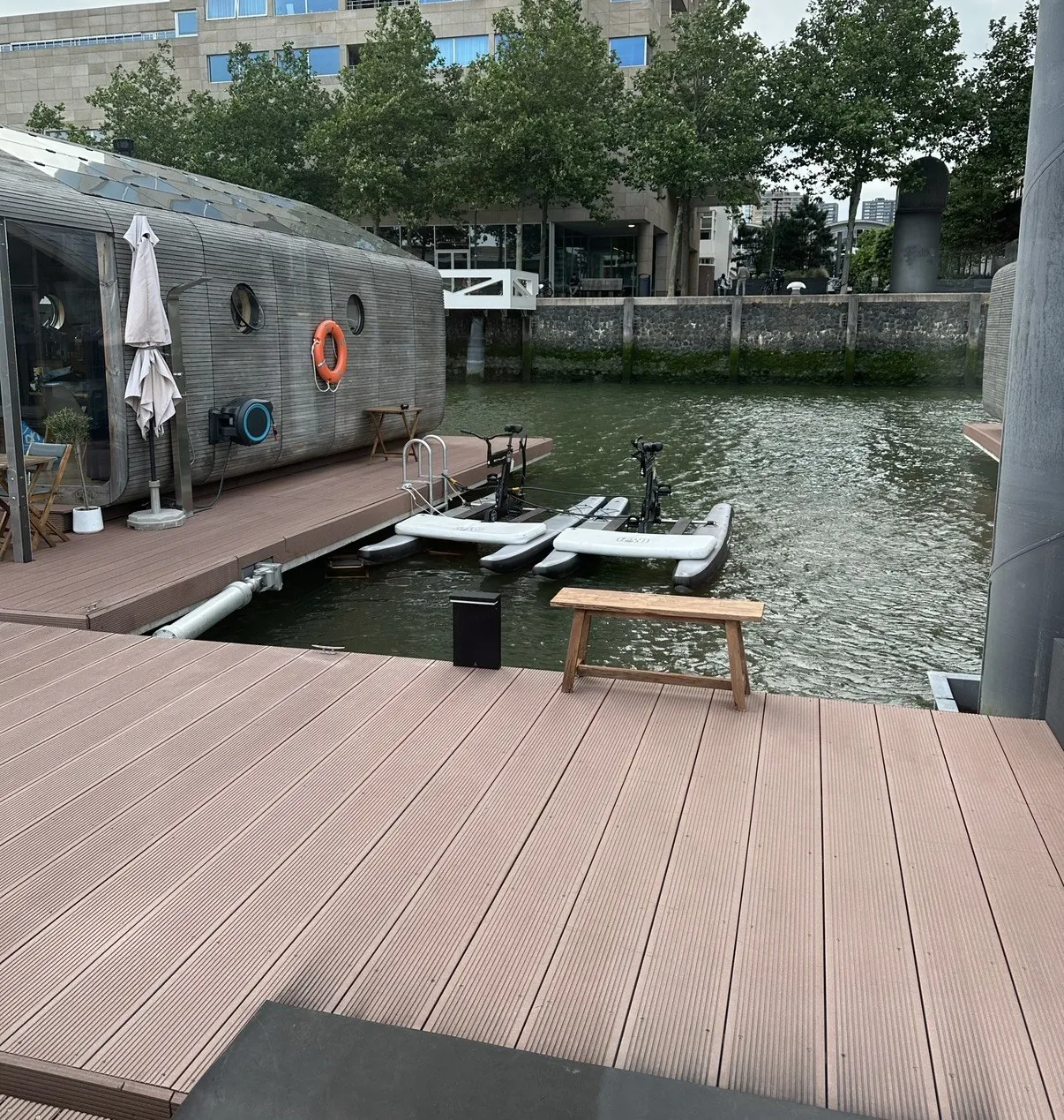 Drijvende unit aan de steiger in Rotterdam, waar per vlot de kabel binnenkomt