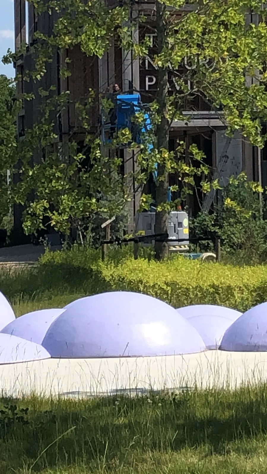 Monteur in de hoogwerker aan de façade van het landmark op het Floriadeterrein in Almere