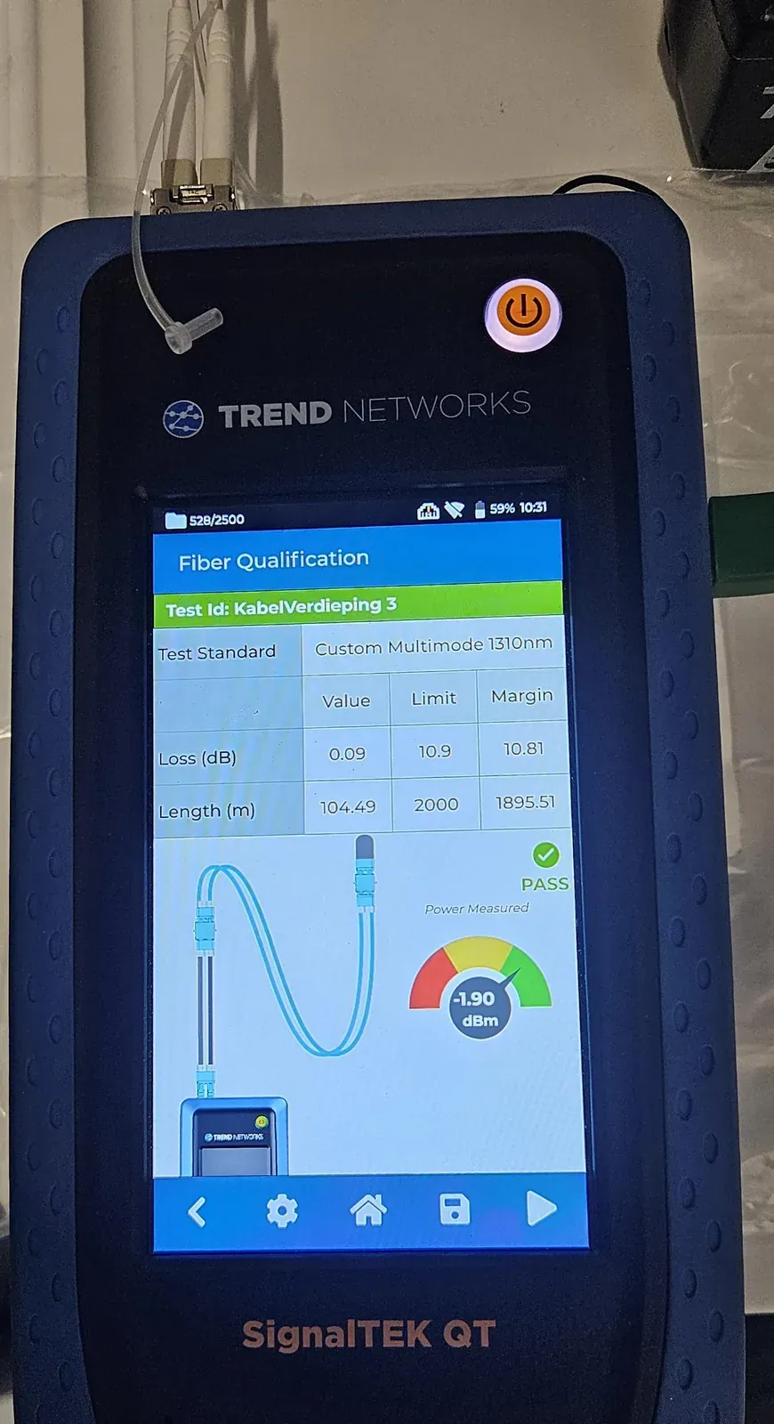 Kabeltester in Amsterdam keurt een glasvezellink naar een verdieping goed, 0,09 dB over 104 meter