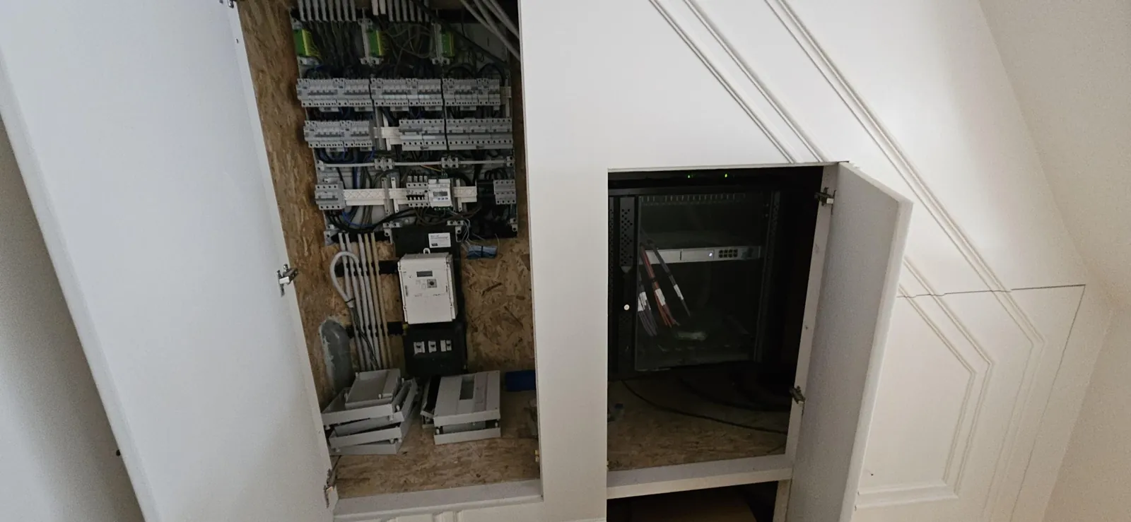 Meterkast met groepen en netwerkkast met UniFi-switch naast elkaar ingebouwd in Amsterdam